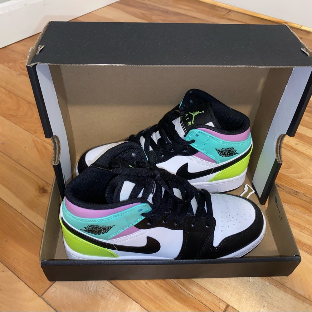 Air Jordan 1 MID